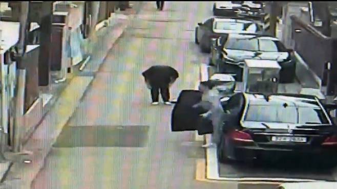 행동대장이 합숙소에 오자 하부조직원이 슬리퍼를 벗고 굴신경례하는 모습. [서울경찰청 제공]