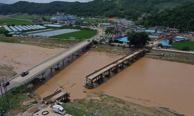 20일 경남 산청군 신안면 옛 문대교가 전날 내린 집중 호우로 파손돼 있다. 교량 앞에 설치된 공고문에는 ‘교량 노후 및 파손 위험으로 1t 초과 차량 제한’이라고 표기돼 있다. [연합]