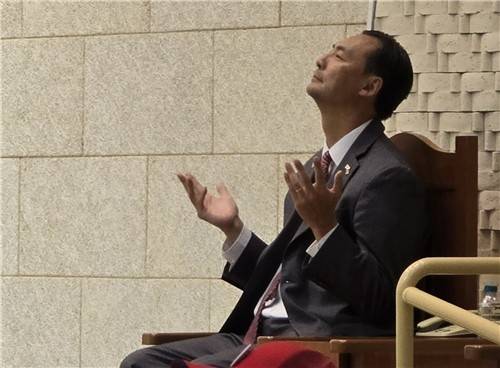 서울 은평구 진관동 은평제일교회에서 열린 예배에서 모스 탄(한국명 단현명) 미국 리버티대 교수가 기도하고 있다.[연합]