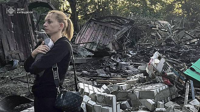 러시아 드론의 공격으로 6일(현지시간) 우크라이나 수도 키이우 시내 일대가 폐허로 변해 있다. 우크라이나전을 기점으로 드론 공격이 값비싼 정밀유도형 순항미사일 공격을 대체하고 있다. [EPA]