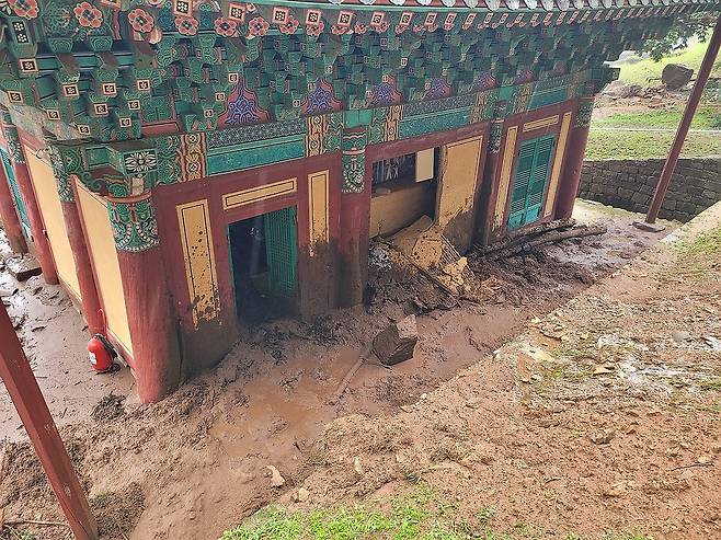 보물 ‘산청 율곡사 대웅전’에 집중 호우로 인한 토사가 건물 내부까지 밀려 들어왔다. [국가유산청 제공]