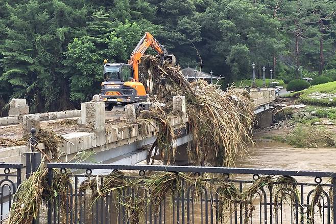 (20일 오후 경기도 가평군 조종면에서 새벽 시간에 쏟아진 폭우로 다리가 파손되어 있다. [연합]