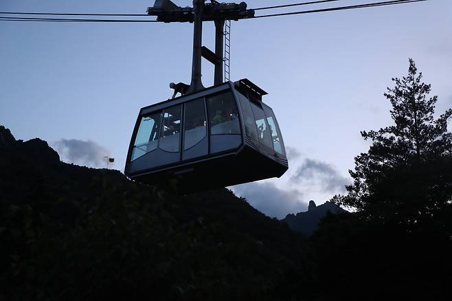 20일 설악산 케이블카가 등산객들을 태우고 내려오고 있다. 이날 오후 3시 56분께 강원 속초시 설악산 케이블카가 운행 중 멈추는 사고가 발생했다. [연합]