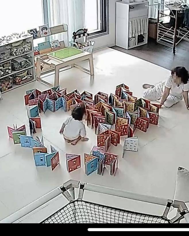 [뉴시스] 장녀 채유와 할머니. (사진=헤이지니 인스타그램)