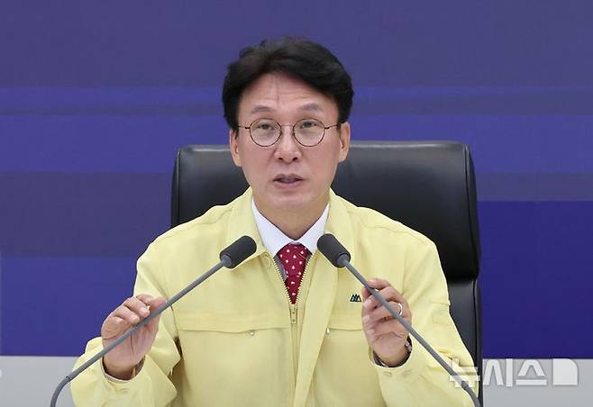 [세종=뉴시스] 강종민 기자 = 김민석 국무총리가 7일 세종시 정부세종청사 중앙재난안전상황실을 찾아 여름 재난 대비 상황을 점검하고 있다. 2025.07.07. ppkjm@newsis.com