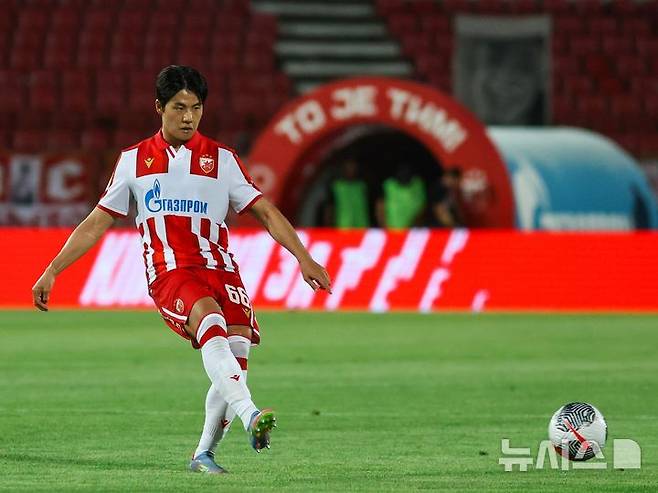 [서울=뉴시스] 세르비아 프로축구 수페르리가 츠르베나 즈베즈다의 설영우. (사진=츠르베나 즈베즈다 SNS 캡처)  *재판매 및 DB 금지