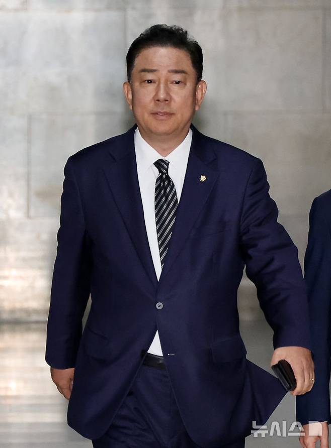 [서울=뉴시스] 김명년 기자 = 김병기 더불어민주당 대표 직무대행 겸 원내대표가 18일 오후 서울 여의도 국회 운영위원장실에서 송언석 국민의힘 비상대책위원장 겸 원내대표와의 회동을 위해 이동하고 있다. 2025.07.18. kmn@newsis.com