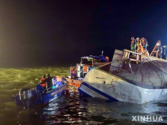 [하노이=신화/뉴시스] 20일(현지 시간) 베트남 북부 하롱베이에서 유람선이 전복하는 사고가 발생해 구조대가 현장을 수색하고 있다. 현지 당국은 전날 오후 53명이 승선한 유람선 '원더'호가 전복해 최소 37명이 숨지고 이 숫자는 더 늘어날 수 있다고 밝혔다. 2025.07.20.