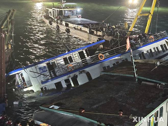 [하노이=신화/뉴시스] 20일(현지 시간) 베트남 북부 하롱베이에서 유람선이 전복하는 사고가 발생해 구조대가 현장을 수색하고 있다. 현지 당국은 전날 오후 53명이 승선한 유람선 '원더'호가 전복해 최소 37명이 숨지고 이 숫자는 더 늘어날 수 있다고 밝혔다. 2025.07.20.