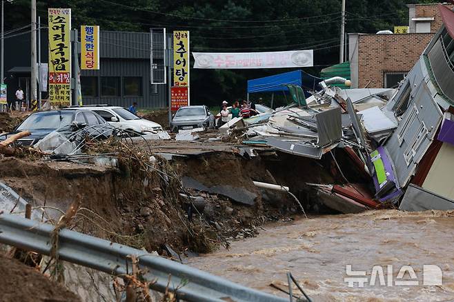 [가평=뉴시스] 이영환 기자 = 20일 오후 경기 가평군 조종면 십이탄천 인근에 위치한 도로가 집중호우로 인해 무너져 있다. 2025.07.20. 20hwan@newsis.com