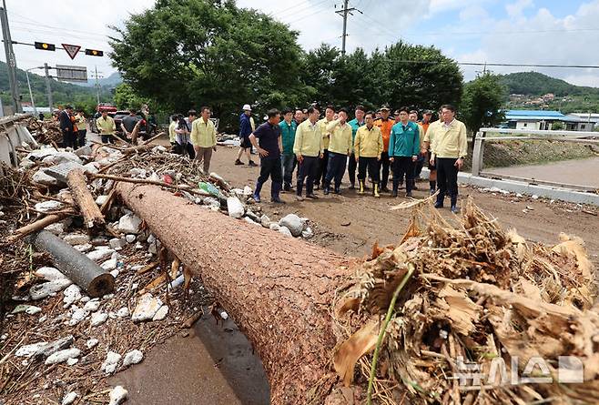 [가평=뉴시스] 이영환 기자 = 김동연 경기도지사가 20일 오후 집중호우로 인해 홍수 경보가 발령됐던 경기 가평군 상면 대보교 현장을 점검하고 있다. 2025.07.20. 20hwan@newsis.com