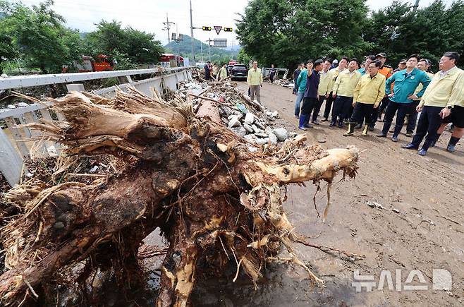 [가평=뉴시스] 이영환 기자 = 김동연 경기도지사가 20일 오후 집중호우로 인해 홍수 경보가 발령됐던 경기 가평군 상면 대보교 현장을 점검하고 있다. 2025.07.20. 20hwan@newsis.com