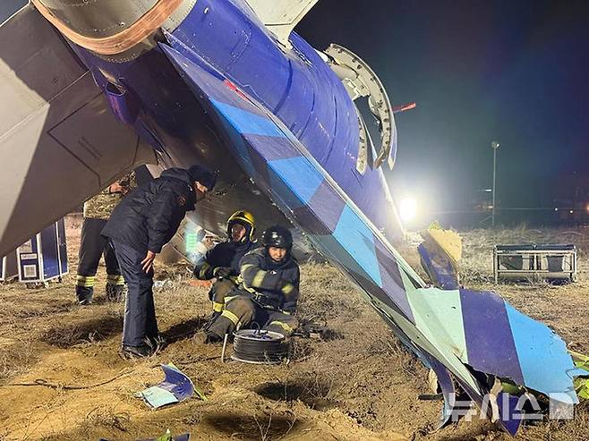 [악타우=AP/뉴시스]2024년 12월26일 카자흐스탄 악타우 인근 아제르바이잔항공 엠브라에르-190 항공기 추락 현장에서 구조대가 잔해 주변을 조사하고 있다. 사진은 카자흐스탄 비상사태부가 AP에 제공. 2025.07.20.