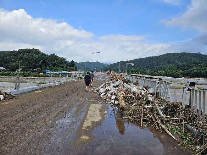 [가평=뉴시스]이호진 기자=20일 새벽 내린 집중호우로 하천이 월류하면서 엉망이 된 대보교 모습. 2025.07.20. asake@newsis.com  *재판매 및 DB 금지