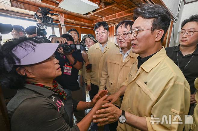 [광주=뉴시스] 이영주 기자 = 김민석 국무총리가 20일 폭우로 침수피해를 입은 광주 북구 신안교 인근 주택을 찾아 피해 주민을 위로하고 당시 상황을 듣고 있다. 2025.07.20. leeyj2578@newsis.com