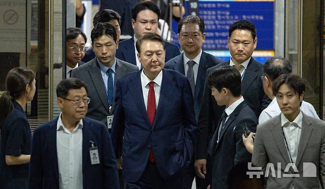 [서울=뉴시스] 사진공동취재단 = 윤석열 전 대통령이 지난 9일 서울 서초구 서울중앙지법에서 열린 직권남용 등 혐의 영장실질심사(구속 전 피의자 심문)를 마친 뒤 대기 장소인 서울구치소로 이동하기 위해 법원을 나서고 있다. 12·3 비상계엄 사태의 '정점'으로 조은석 특별검사가 이끄는 내란 특검팀에 구속영장이 청구된 윤 전 대통령은 지난 1월 18일 내란우두머리 등 혐의 영장실질심사를 받은 지 172일 만에 재구속 기로에 서게 됐다. 2025.07.09. photo@newsis.com