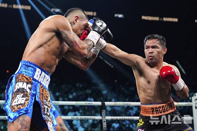[라스베이거스=AP/뉴시스] 세계복싱평의회(WBC) 웰터급(66.68㎏) 타이틀전에서 맞붙은 매니 파퀴아오(오른쪽), 마리오 바리오스. 2025.07.19.