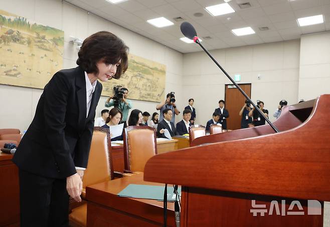 [서울=뉴시스] 고승민 기자 = 이진숙 사회부총리 겸 교육부 장관 후보자가 지난 16일 서울 여의도 국회 교육위원회에서 열린 인사청문회에서 모두발언 후 인사를 하는 모습 2025.07.16. kkssmm99@newsis.com