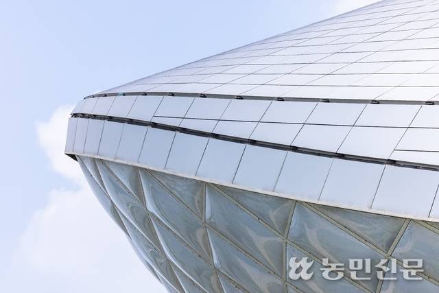 건물 위쪽은 알루미늄 패널, 아래쪽은 볼록볼록한 입체감이 특징인 ETFE로 돼 있다. 대구=현진 프리랜서 기자