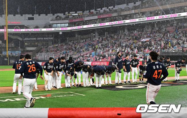 [OSEN=수원, 김성락 기자] 1위 한화가 하늘의 도움 속 행운의 승리를 챙겼다.&nbsp;프로야구 한화 이글스는 19일 수원KT위즈파크에서 열린 2025 신한 SOL뱅크 KBO리그 KT 위즈와의 시즌 10차전에서 행운의 6-5 강우콜드 승리를 거뒀다.&nbsp;경기 종료 후 한화 선수들이 관중에게 인사하고 있다. 2025.07.19 / ksl0919@osen.co.kr