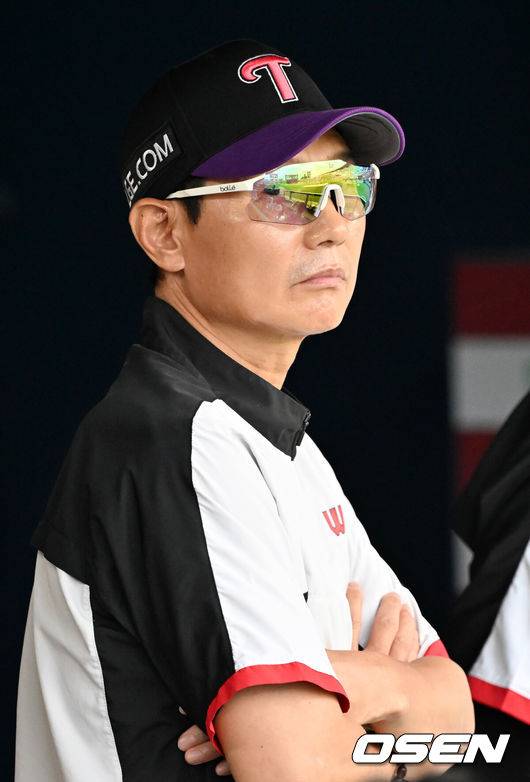 [OSEN=잠실, 민경훈 기자] 18일 오후 서울 잠실구장에서 ‘2025 신한 SOL BANK KBO리그’ LG 트윈스와 롯데 자이언츠의 경기가 열렸다.이날 경기에서 LG는 손주영을, 롯데는 감보아를 선발투수로 내세웠다.LG 염경엽 감독이 덕아웃에서 경기를 주시하고 있다. 2025.07.18 / rumi@osen.co.kr