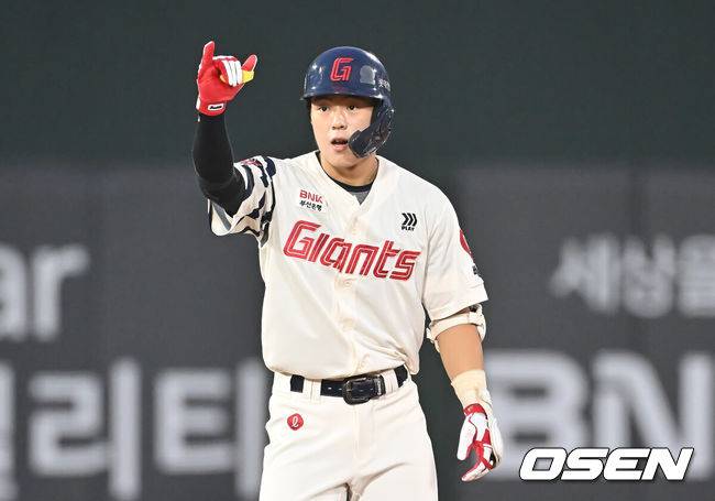 [OSEN=부산, 이석우 기자] 8일 부산 사직야구장에서 2025 신한 SOL 뱅크 KBO 리그 롯데 자이언츠와 두산 베어스의 경기가 열렸다. 홈팀 롯데는 홍민기가, 방문팀 두산은 최민석이 선발 출전했다.롯데 자이언츠 한태양이 5회말 무사 2루 중견수 뒤 동점 1타점 2루타를 치고 세리머니를 하고 있다. 2025.07.08 / foto0307@osen.co.kr