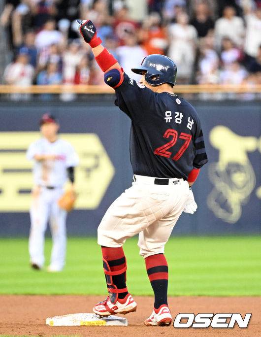 [OSEN=잠실, 이대선 기자] 19일 오후 서울 잠실야구장에서 2025 신한 SOL Bank KBO리그 LG 트윈스와 롯데 자이언츠의 경기가 열렸다.LG는 에르난데스, 롯데는 데이비슨을 선발 투수로 내세웠다.4회초 1사 1,2루에서 롯데 유강남이 좌중간 적시 2루타를 치고 환호하고 있다.  2025.07.19 /sunday@osen.co.kr