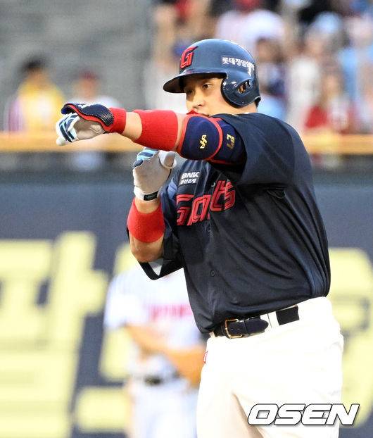 [OSEN=잠실, 이대선 기자] 19일 오후 서울 잠실야구장에서 2025 신한 SOL Bank KBO리그 LG 트윈스와 롯데 자이언츠의 경기가 열렸다.LG는 에르난데스, 롯데는 데이비슨을 선발 투수로 내세웠다.4회초 1사 1,2루에서 롯데 유강남이 좌중간 적시 2루타를 치고 환호하고 있다.  2025.07.19 /sunday@osen.co.kr