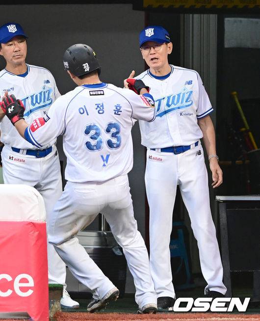 [OSEN=수원, 김성락 기자] 19일 오후 수원 KT위즈파크에서 ‘2025 신한 SOL Bank KBO리그’ KT 위즈와 한화 이글스의 경기가 열렸다.홈팀 KT는 헤이수스, 방문팀 한화는 와이스를 선발로 내세웠다.3회말 1사 3루 KT 김상수의 동점 1타점 희생플라이 때 3루주자 이정훈이 득점을 올린 뒤 이강철 감독과 하이파이브를 하고 있다.  2025.07.19 / ksl0919@osen.co.kr