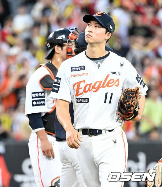 [OSEN=대전, 이대선 기자] 9일 오후 대전 한화생명볼파크에서 2025 신한 SOL Bank KBO리그 한화 이글스와 KIA 타이거즈의 경기가 열렸다.한화는 문동주, KIA는 양현종 선발로 내세웠다.4회초 1사 2루에서 한화 엄상백이 마운드를 내려가고 있다. 2025.07.08 /sunday@osen.co.kr