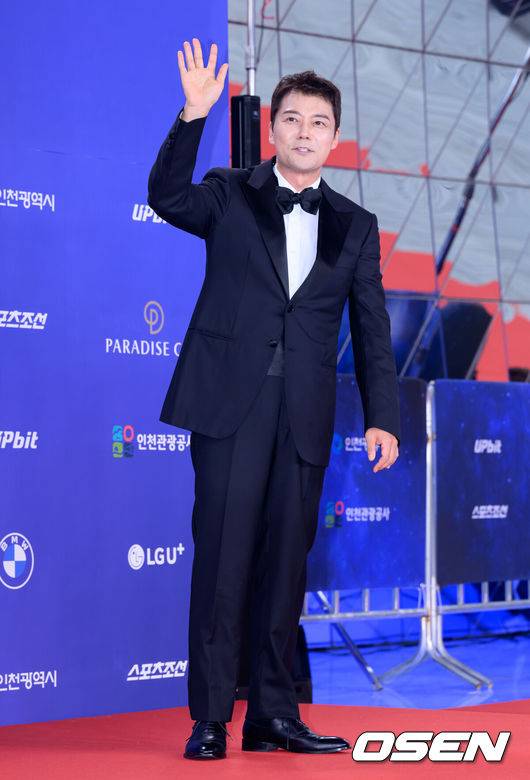 [OSEN=이대선 기자] 제4회 청룡시리즈어워즈 레드카펫 및 포토월 행사가 18일 인천 파라다이스시티에서 열렸다.청룡시리즈어워즈는 2022년 대한민국 최초로 시도된 오리지널 스트리밍 시리즈를 대상으로 하는 시상식이다. 사회는 전현무와 임윤아로 4년 연속 호흡을 맞춘다.방송인 전현무가 레드카펫을 밟고 있다. 2025.07.18 /sunday@osen.co.kr