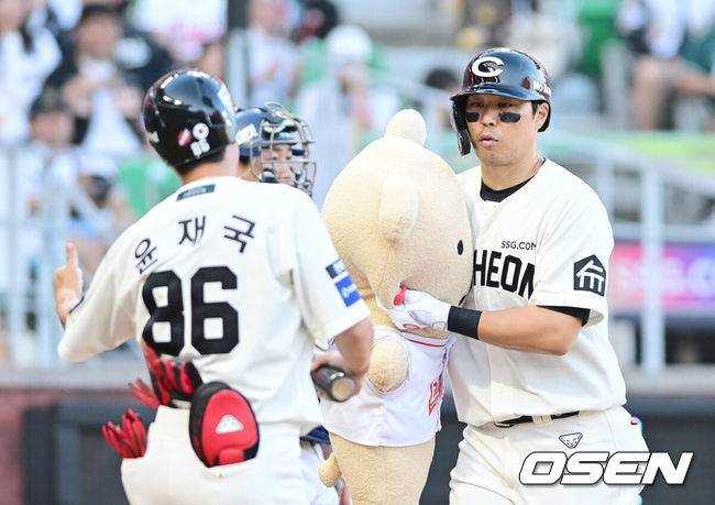 [OSEN=인천, 김성락 기자] 20일 인천 SSG랜더스필드에서 ‘2025 신한 SOL Bank KBO리그’ SSG 랜더스와 두산 베어스의 경기가 열렸다.SSG는 김광현, 두산은 곽빈을 선발로 내세웠다.4회말 SSG 선두타자 한유섬이 선취 솔로 홈런을 날린 뒤 윤재국 코치와 기쁨을 나누고 있다.  2025.07.20 / ksl0919@osen.co.kr