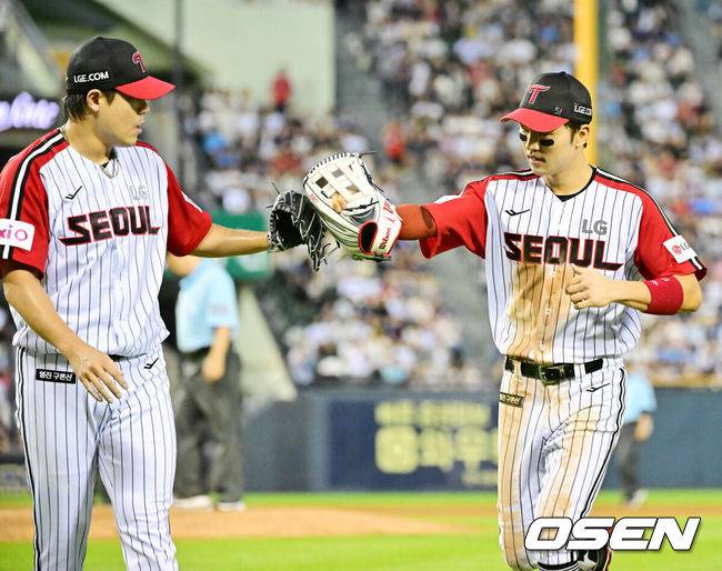 [OSEN=잠실, 민경훈 기자] 20일 오후 서울 잠실구장에서 ‘2025 신한 SOL BANK KBO리그’ LG 트윈스와 롯데 자이언츠의 경기가 열렸다.이날 경기에서 LG는 임찬규를, 롯데는 이민석을 선발투수로 내세웠다.7회초를 마친 LG 김진성이 중견수 박해민과 하이파이브를 하고 있다. 2025.07.20 / rumi@osen.co.k