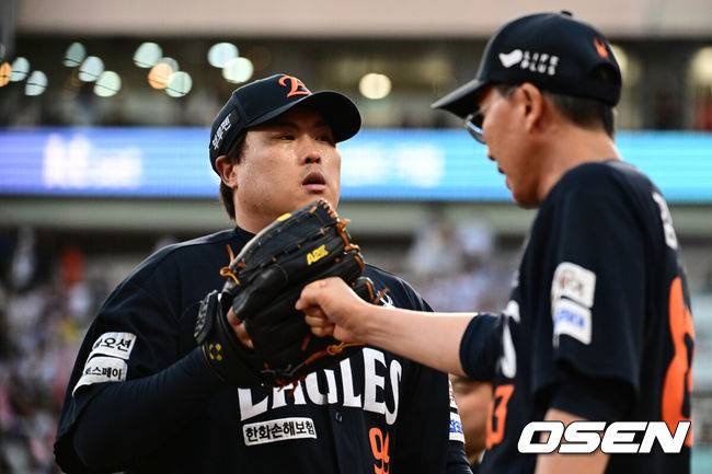 [OSEN=수원, 조은정 기자]20일 오후 수원 KT위즈파크에서 ‘2025 신한 SOL Bank KBO리그’ KT 위즈와 한화 이글스의 경기가 열렸다.홈팀 KT는 소형준, 방문팀 한화는 류현진을 선발로 내세웠다.5회말 무실점으로 이닝을 마친 한화 선발 류현진이 더그아웃으로 향하고 있다. 2025.07.20 /cej@osen.co.kr