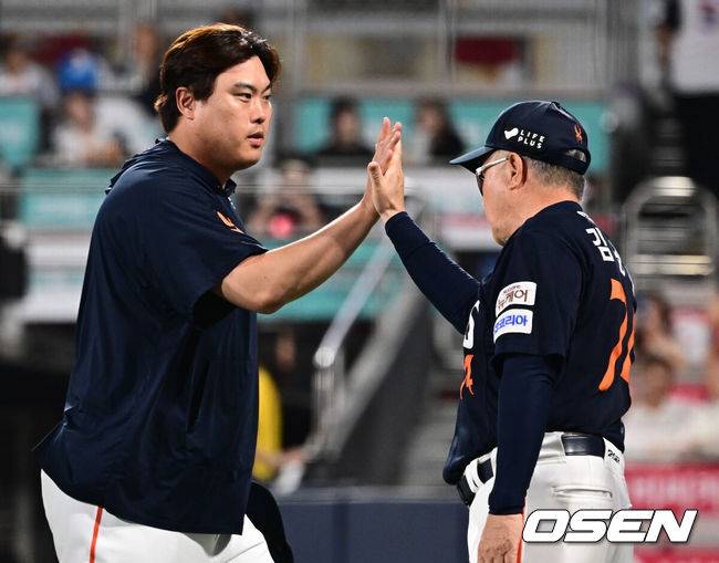 [OSEN=수원, 조은정 기자]3루를 가득 메운 이글스 팬들이 만루홈런을 외치자 진짜 만루홈런을 쳤다. 한화 야구가 미쳤다.프로야구 한화 이글스는 20일 수원KT위즈파크에서 열린 2025 신한 SOL뱅크 KBO리그 KT 위즈와의 시즌 11차전에서 10-0으로 승리했다.한화 류현진이 김경문 감독과 승리 하이파이브를 하고 있다.  2025.07.20 /