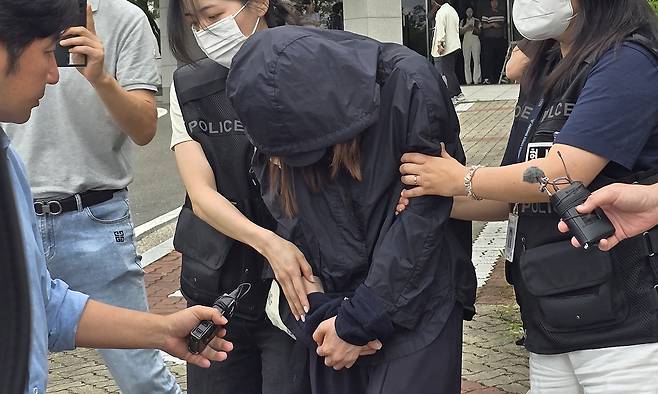 시험기간 중 학교에 무단 침입한 혐의(건조물 침입 등)로 구속 영장이 청구된 학부모 B(40대)씨가 지난 15일 대구지법 안동지원에서 구속 전 피의자 심문(영장실질심사)을 받은 후 취재진에게 질문을 받고 있다. 연합뉴스
