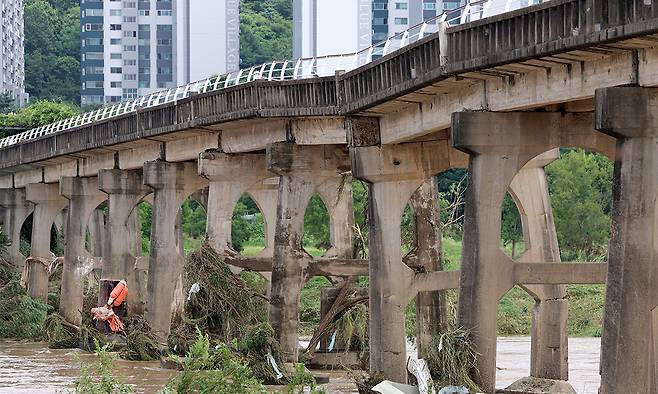 18일 광주 북구 동림동 옛 산동교가 전날 극한 호우에 교각이 파손돼 상판이 휘어 있다. 연합뉴스