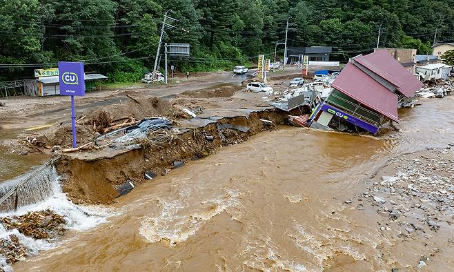 경기 가평 지역 집중 호우로 인해 산사태와 홍수 피해가 급증한 가운데 20일 경기 가평군 조종면의 건물들이 무너져 있다. 가평=최상수 기자
