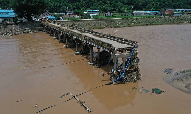 20일 경남 산청군 신안면 옛 문대교가 전날 내린 집중 호우로 파손돼 있다. 연합뉴스
