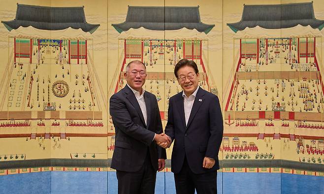 이재명 대통령이 지난 14일 서울 한남동 관저에서 정의선 현대자동차그룹 회장과 만찬회동에서 기념촬영을 하고 있다. 대통령실 제공