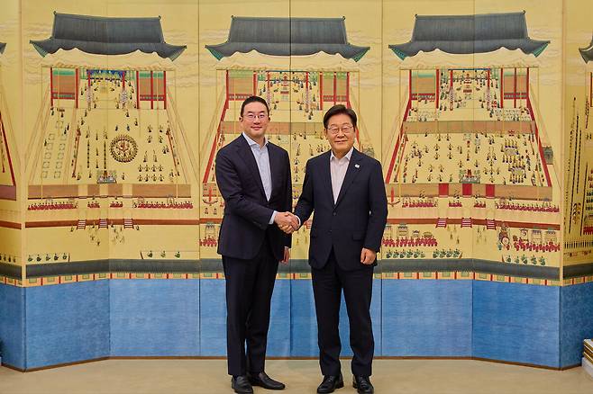 이재명 대통령이 지난 15일 서울 한남동 관저에서 구광모 LG그룹 회장과 만찬 간담회에서 악수하는 모습. 대통령실 제공