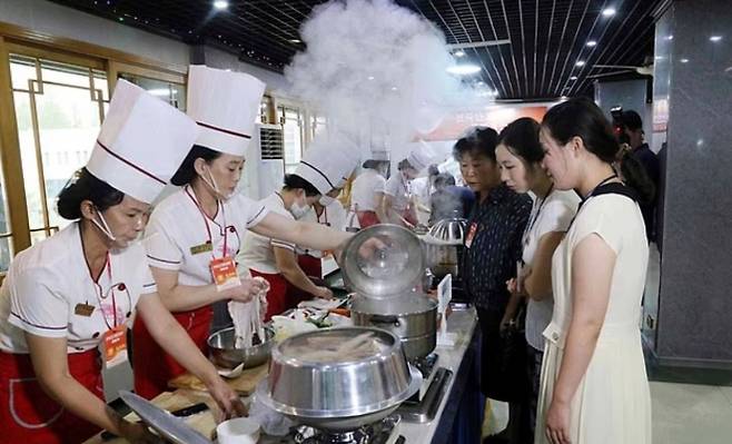 지난 15일부터 나흘간 북한 평양에서 진행된 ‘전국 단고기(개고기) 요리 경연’ 현장. AP 연합뉴스