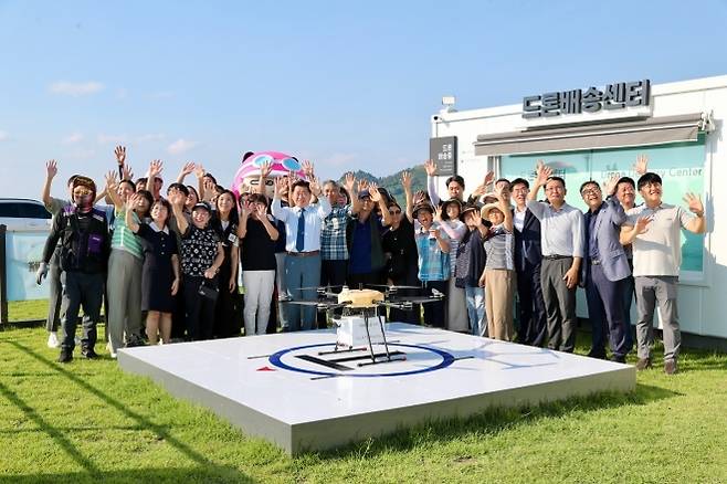 제주도가 지난해 9월 제주시 한림읍 금능리 드론배송센터에서 실시한 비양도 배송 서비스때의 모습. 제주도 제공