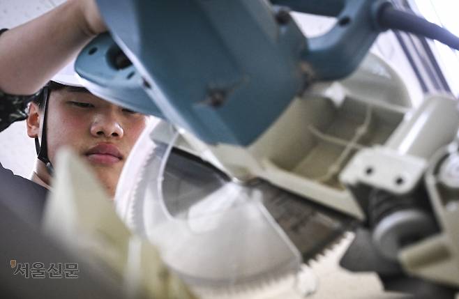 지난 17일 경기 성남시 수정구 한국건설직업전문학원에서 김해원씨가 목공 작업을 하고 있다. 이지훈 기자