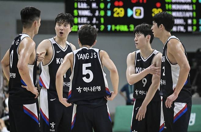 한국 농구 국가대표 이현중이 20일 안양 정관장아레나에서 열린 2025 국가대표 평가전 카타르와의 4차전에서 동료들을 독려하고 있다. 대한농구협회 제공