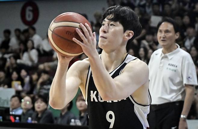 한국 농구 국가대표 이정현이 20일 안양 정관장아레나에서 열린 2025 국가대표 평가전 카타르와의 4차전에서 슛하고 있다. 대한농구협회 제공