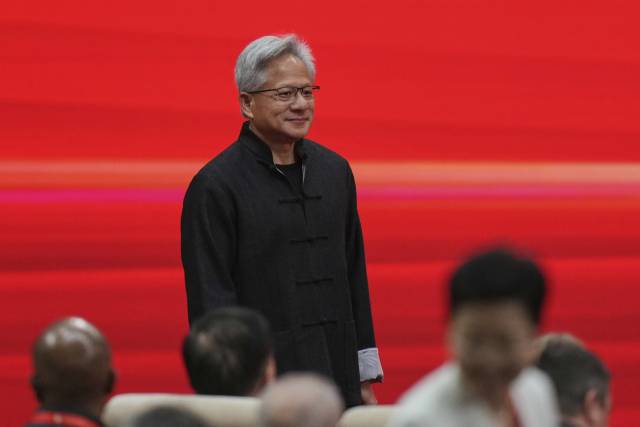 지난 16일 중국 베이징의 국제 공급망 엑스포에 참여한 젠슨황 엔비디아 최고경영자가 특유의 가죽 재킷 대신 중국 전통 복장을 입고 있다. /AP연합뉴스