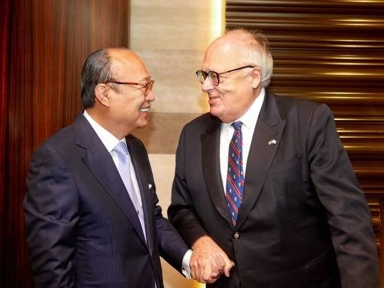 김승연(왼쪽) 한화그룹 회장과 에드윈 퓰너 헤리티지재단 창립자가 2018년 10월 12일 서울 중구 더플라자호텔에서 만나 반갑게 인사하고 있다. 사진 제공=한화