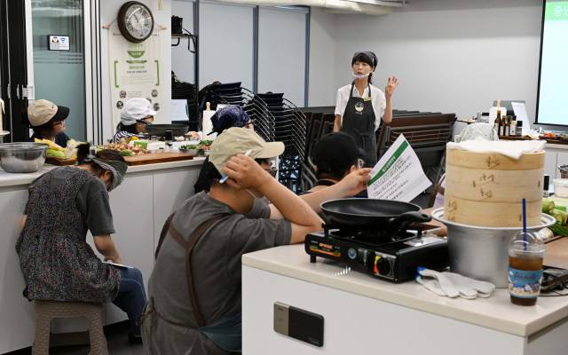 경계선 지능인 평생교육 지원센터에서 열린 '식생활교육활동가' 프로그램에 참석한 청년들이 수업을 듣고 있다. 권욱 기자