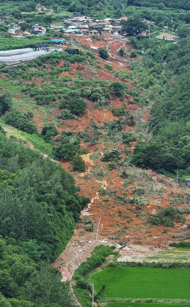 20일 경남 산청군 생비량면 상능마을 일대에 전날 발생한 산사태로 밀려온 토사가 쌓여 있다. 이달 16일부터 이날 오전 10시까지 산청군에 내린 비는 793.5㎜로 지난해 전체 강수량(1513.5㎜)의 절반이 넘는 비가 닷새 동안 쏟아졌다. 뉴스1